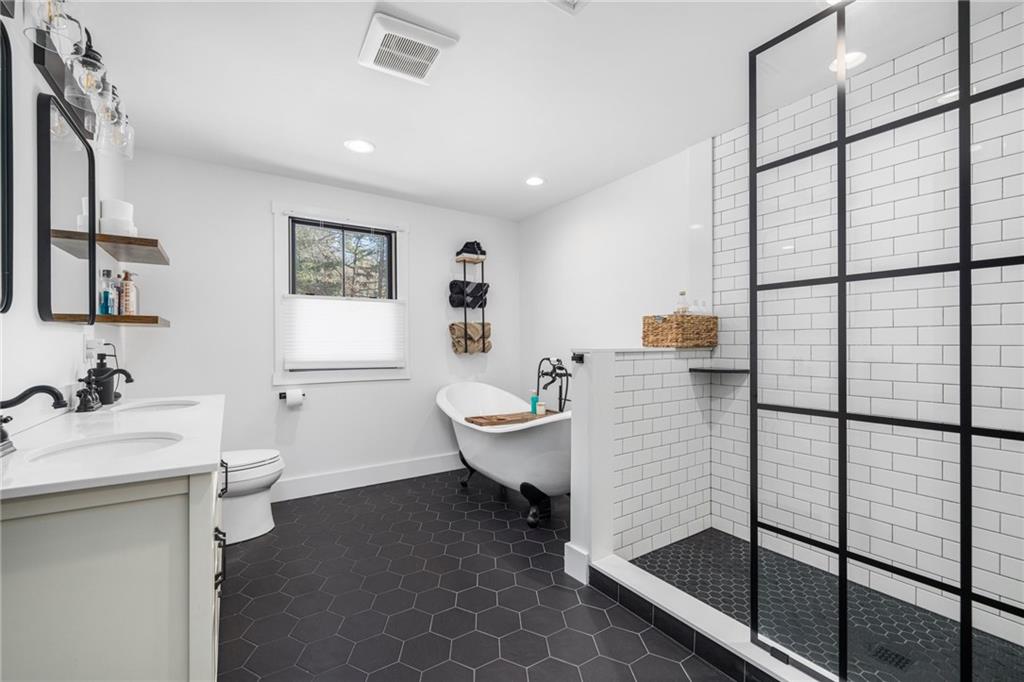 70 Cherokee Bend, Charlestown