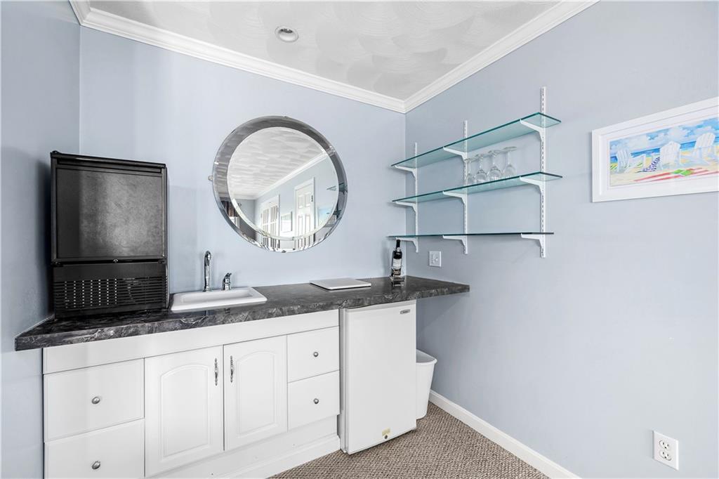 16 Elm Avenue, Narragansett