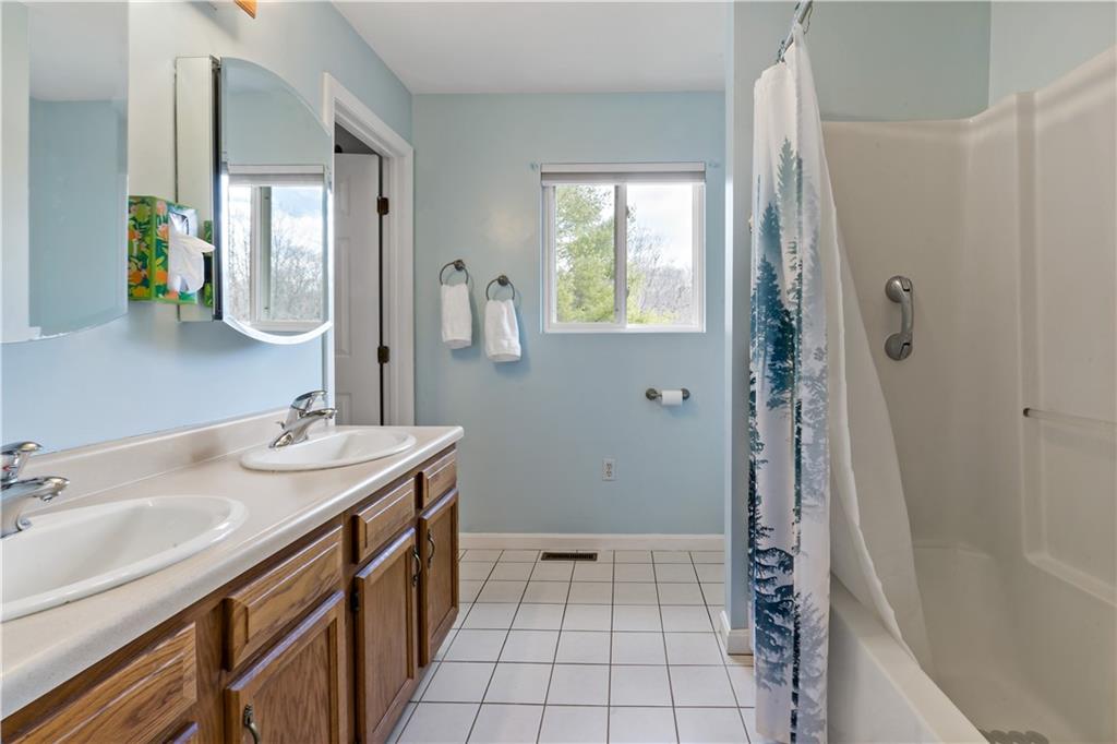 830 Carrs Pond Road, East Greenwich
